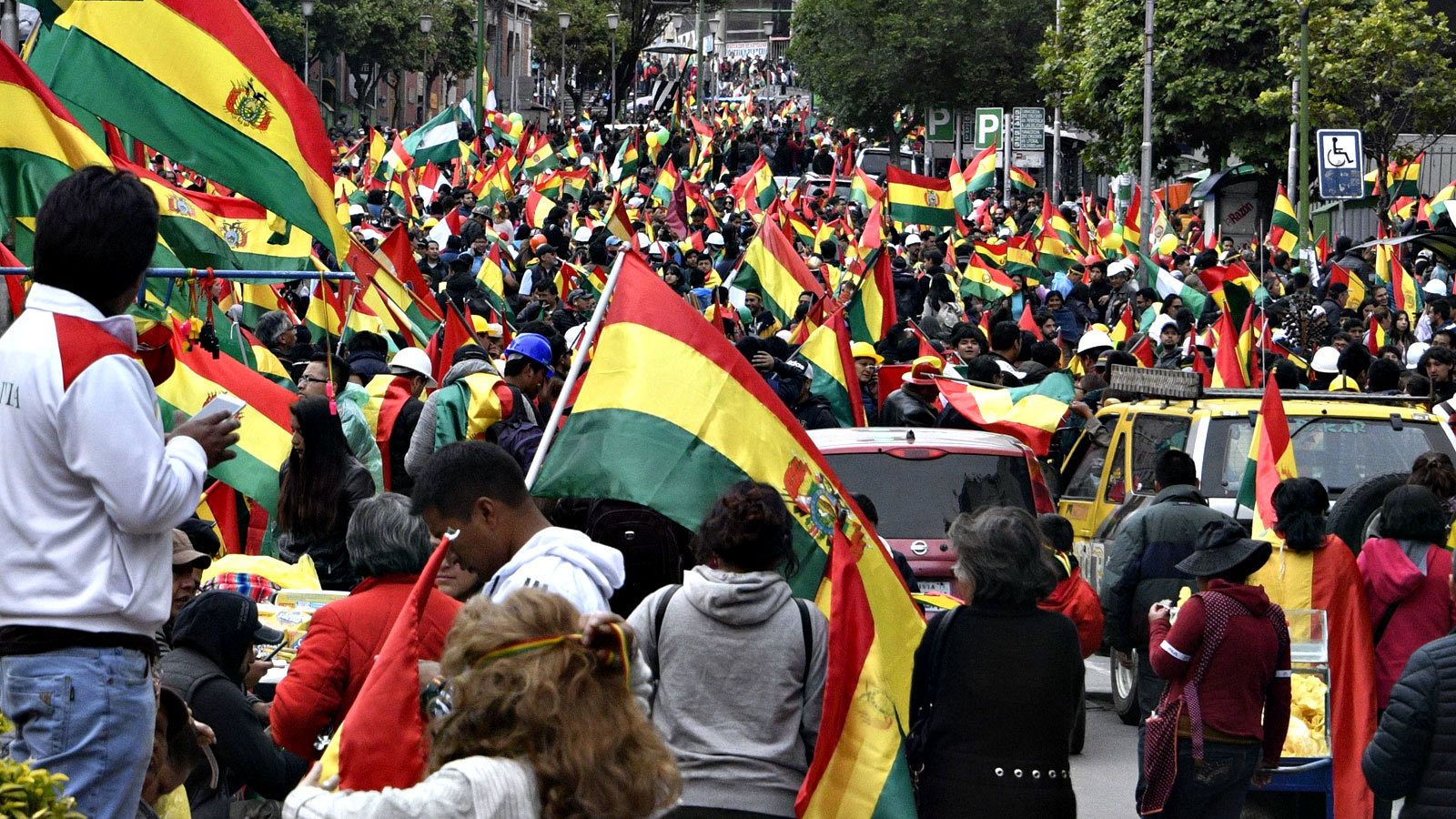 Decenas de bolivianos celebran en La Paz la renuncia de Evo Morales