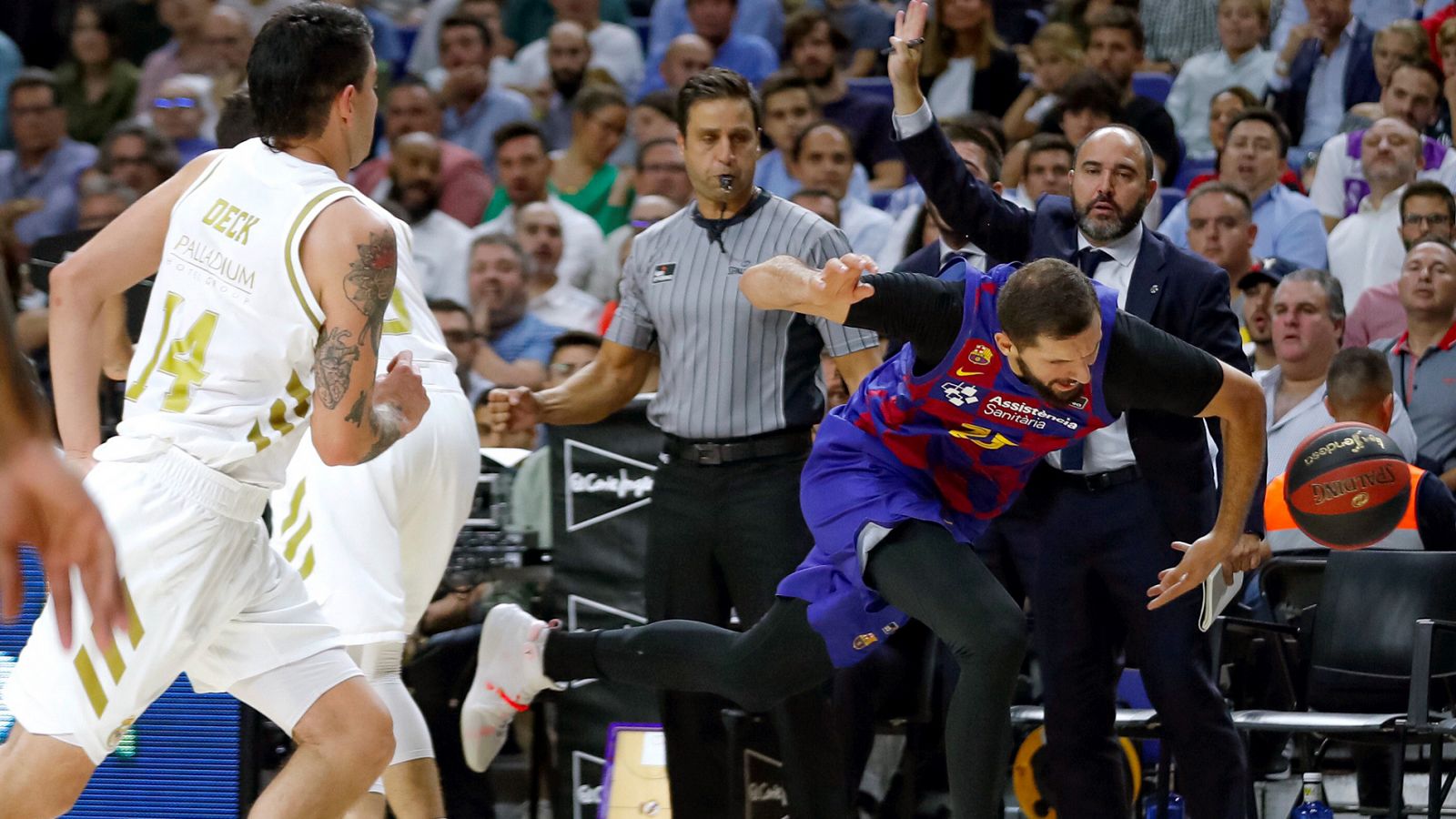 El argentino Gaby Deck, del Madrid, marca a Nikola Mirotic, del Barça.