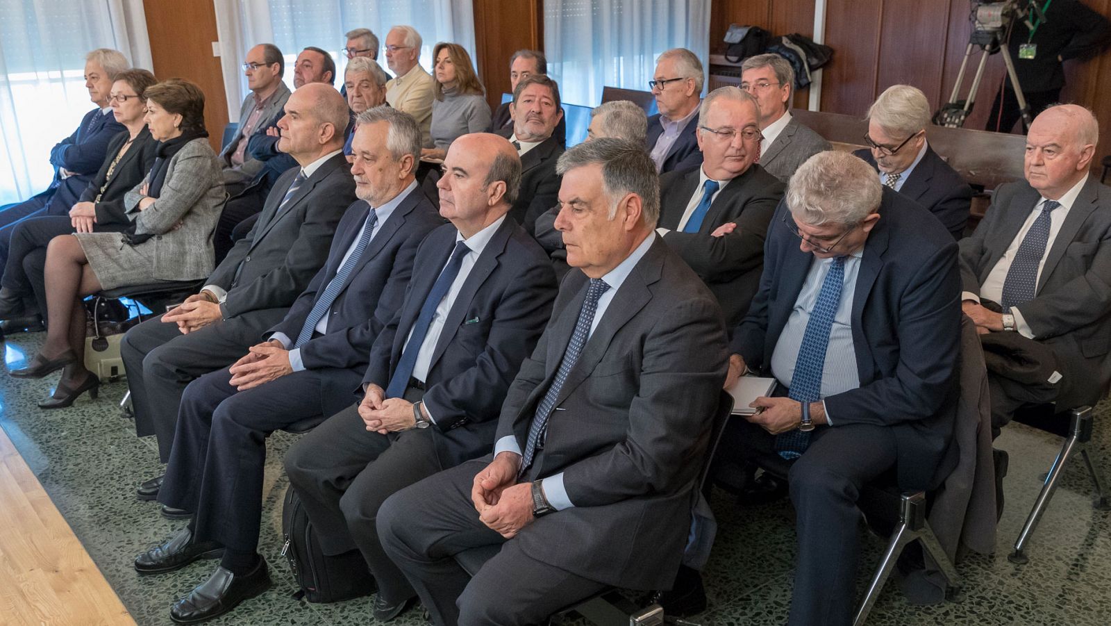 Manuel Chaves (4d) y José Antonio Griñán (3d) con el resto de acusados el primer día del juicio