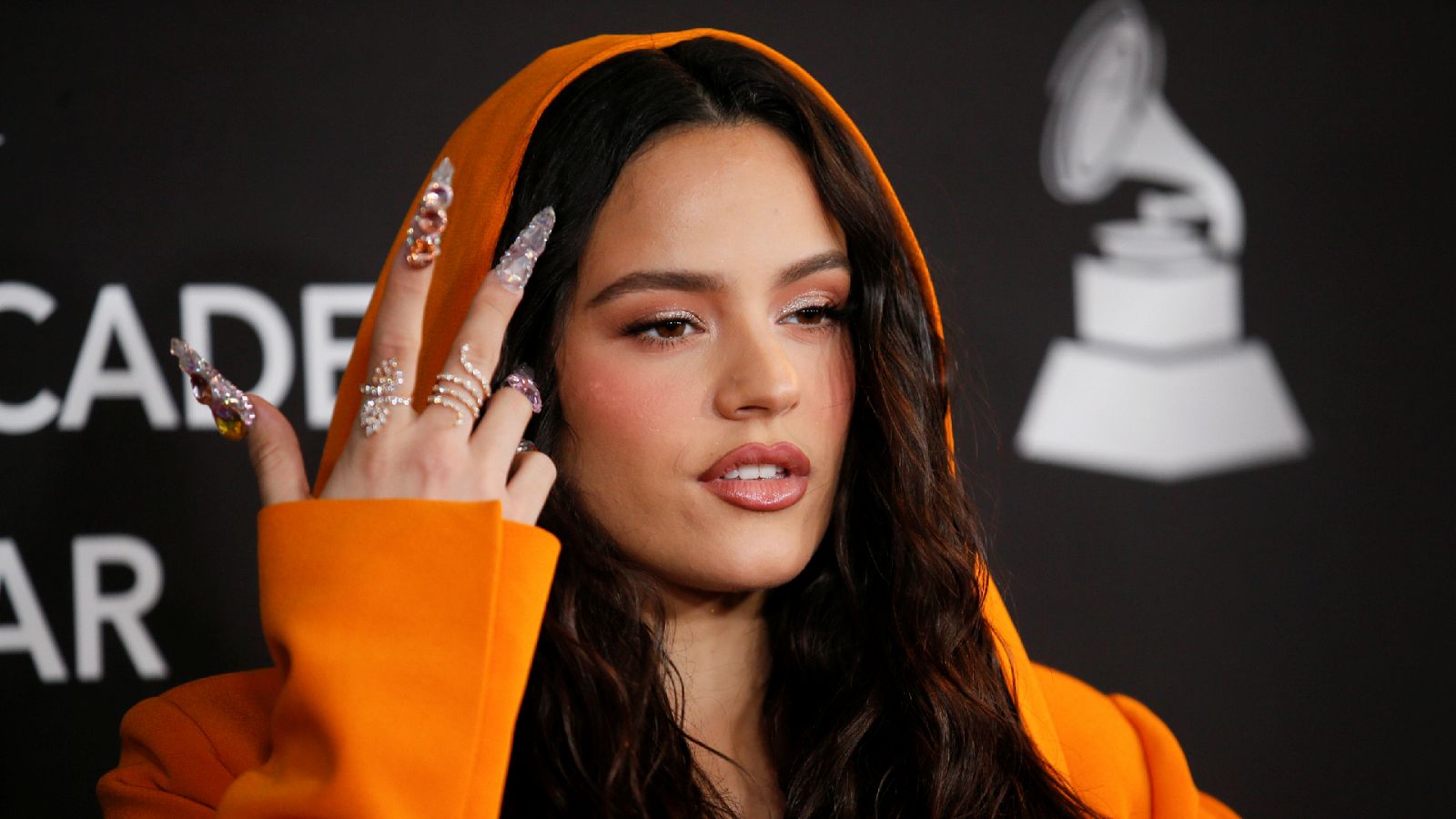 Rosalía posa anoche en la alfombra roja del Person of the year de los Latin Grammy