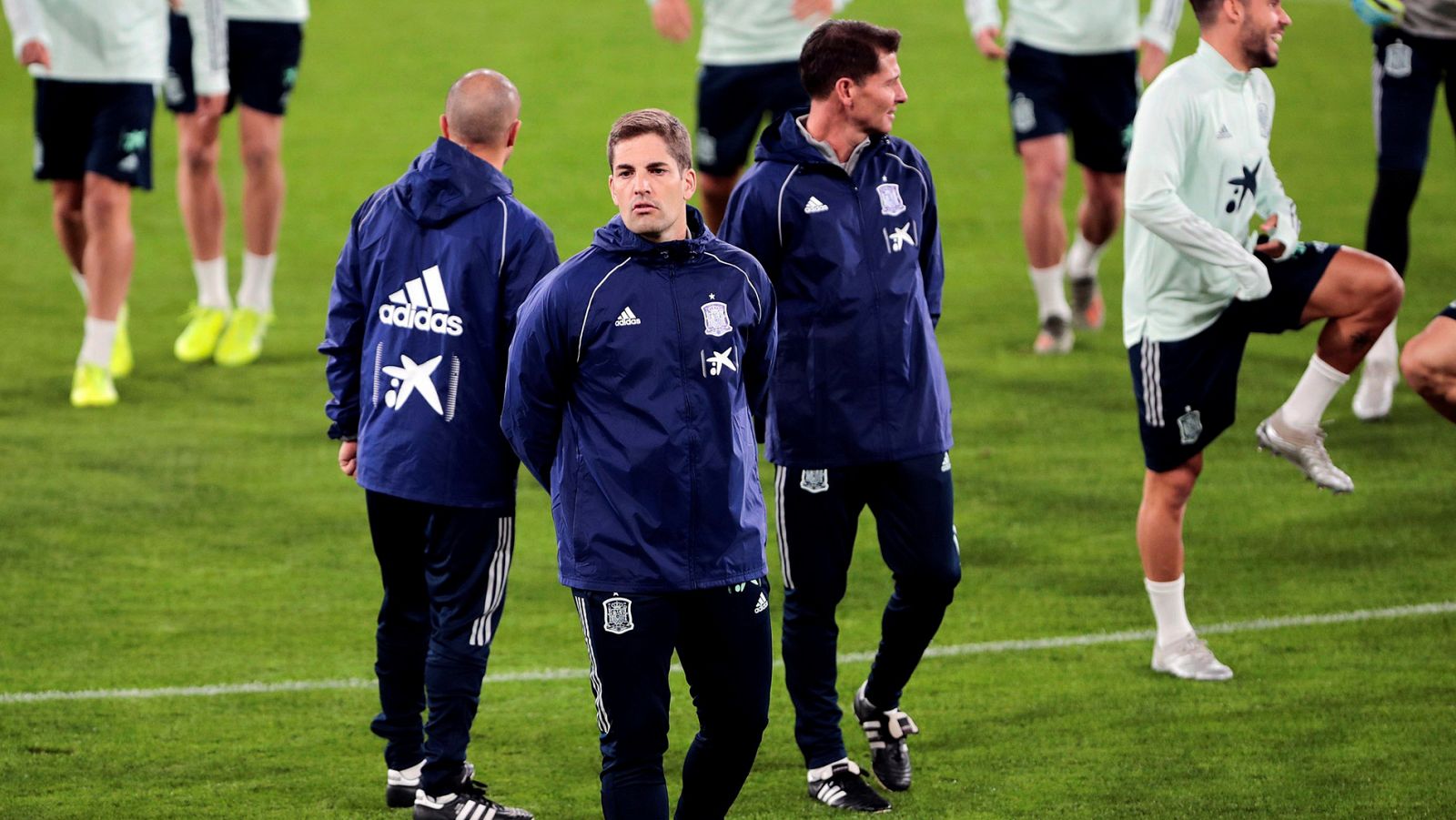 El seleccionador de España, Robert Moreno (c), durante el entrenamiento en el Estadio Carranza.