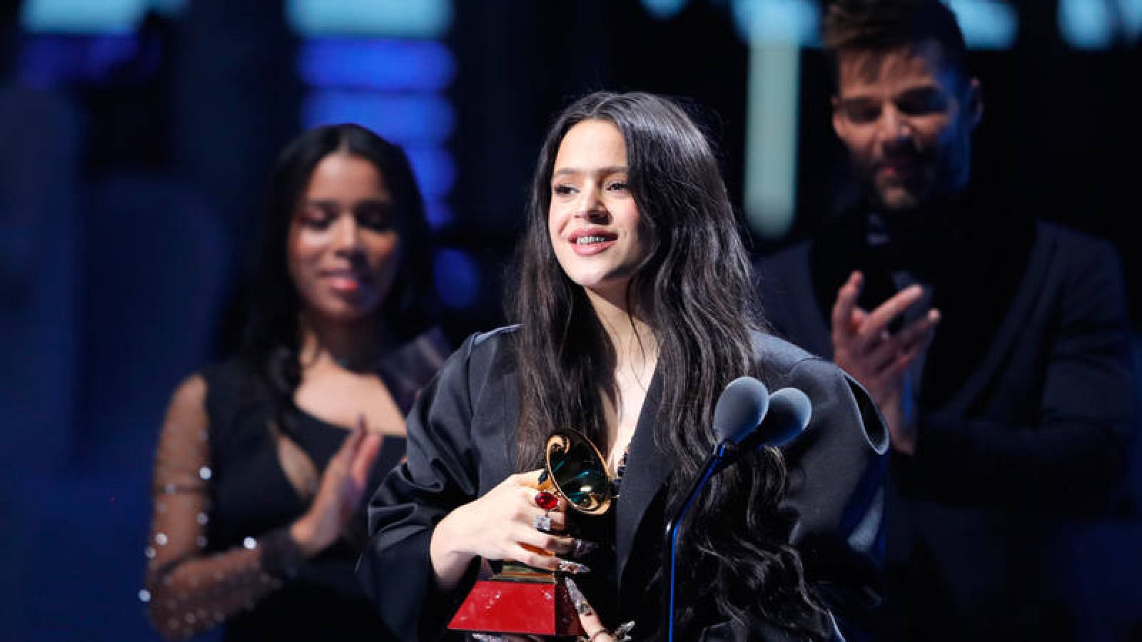  Rosalía recogiendo uno de sus Grammy Latinos 