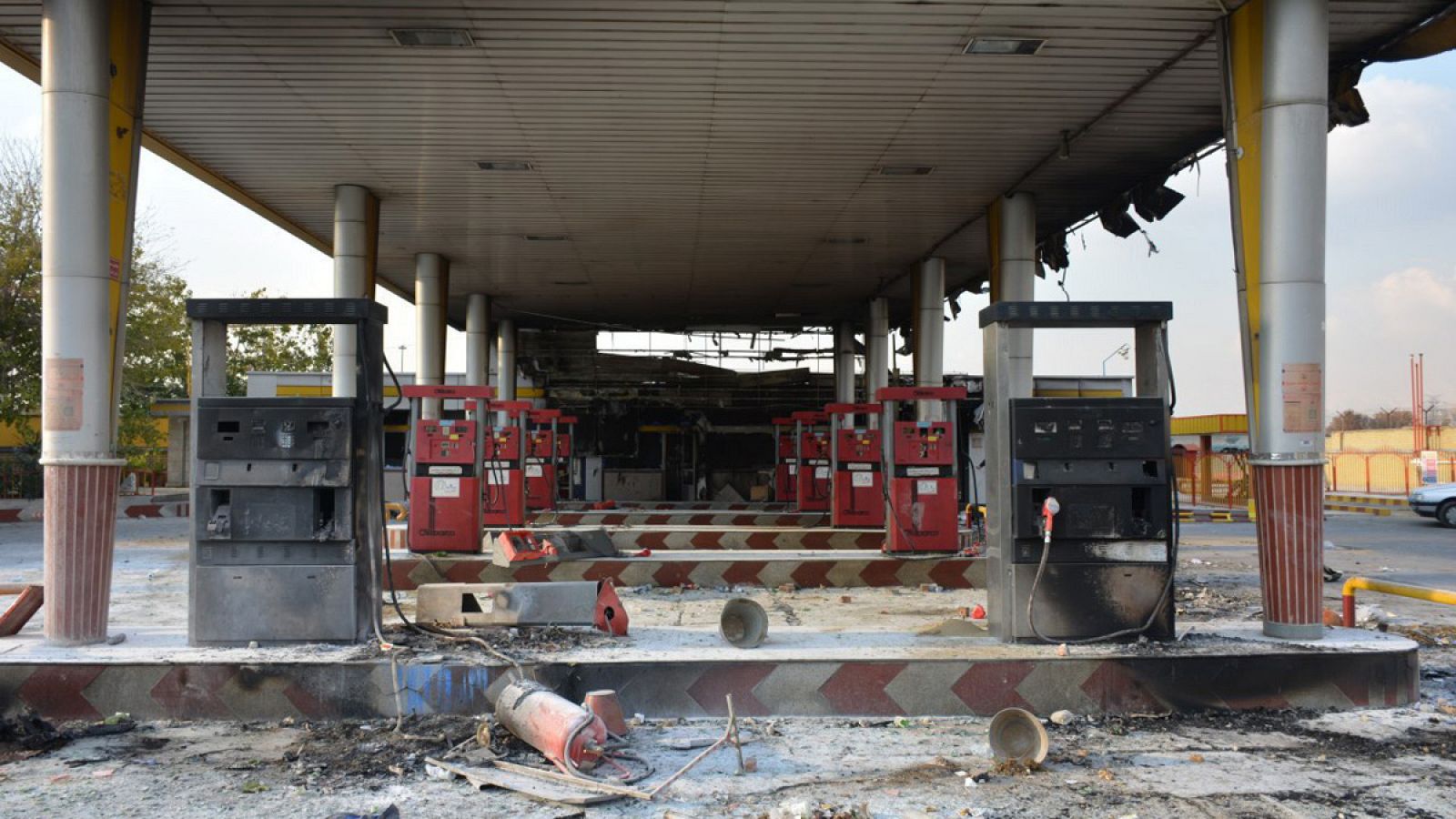 Una gasolinera cerca de la capital quemada durante las protestas