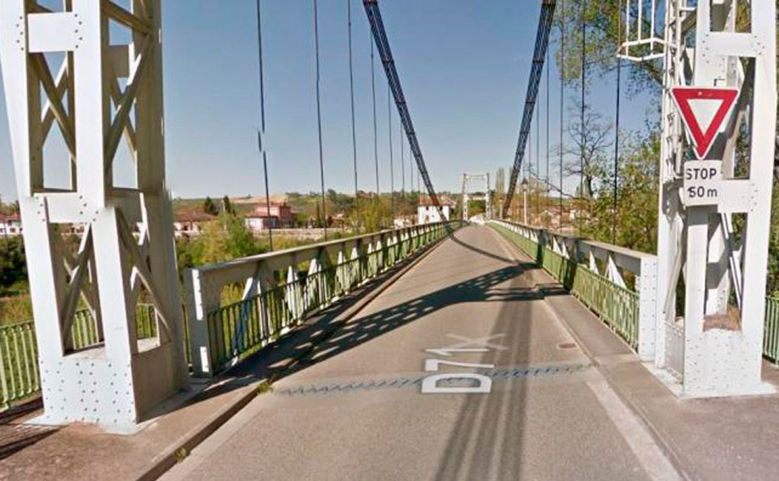 Imagen de archivo del puente colgante sobre el río Tam.