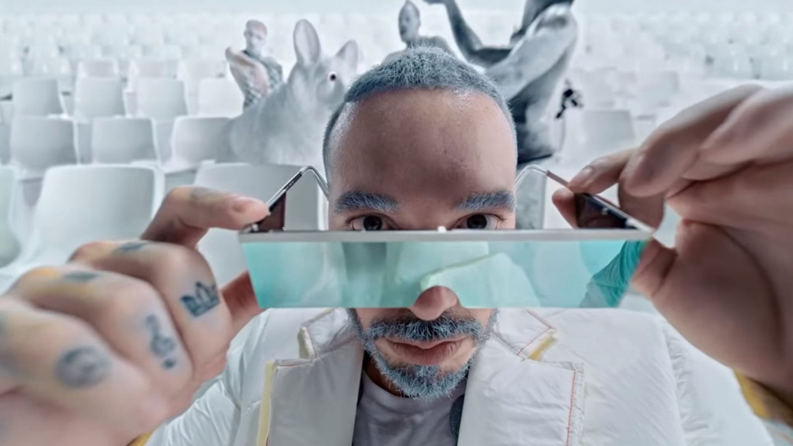 J Balvin durante el videoclip de "Blanco", su nuevo single