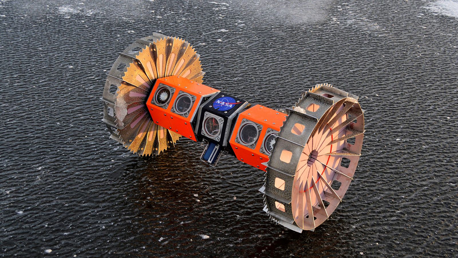 El robot es capaz de "adherirse a la parte inferior del hielo y moverse al revés mediante ruedas".