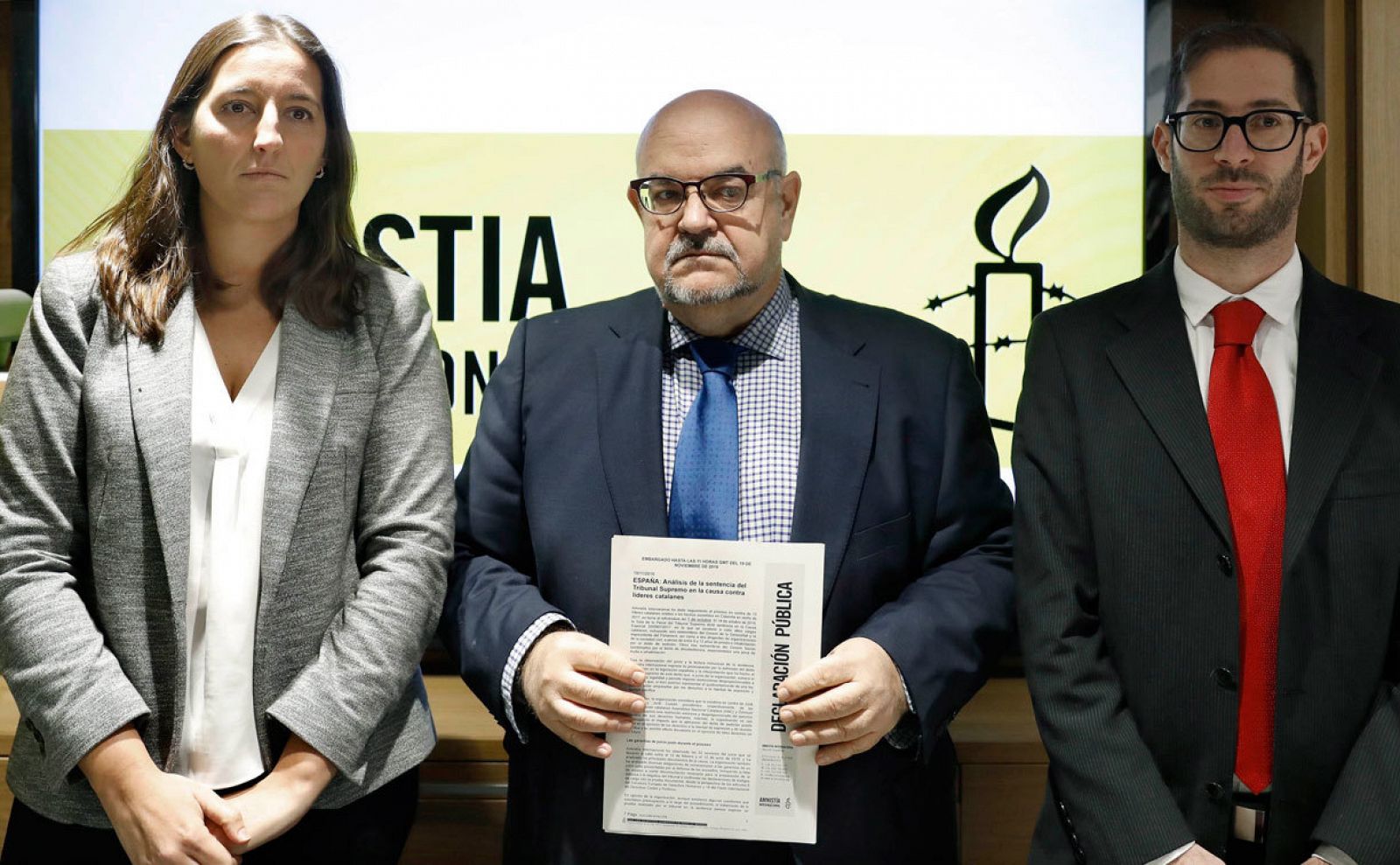 El Asesor legal y de políticas de Amnistía Internacional, Daniel Joloy (d), acompañado por el Director de Amnistía Internacional España, Esteban Beltrán (c) y la Coordinadora de Amnistía Internacional Catalunya, Adriana Ribas (i)