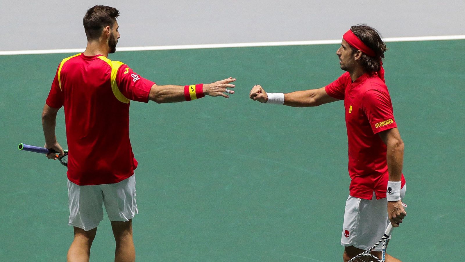 Los tenistas españoles Marcel Granollers (i) y Feliciano López celebran un punto en el partido de dobles contra los rusos Karen Khachanov y Andrey Rublev.