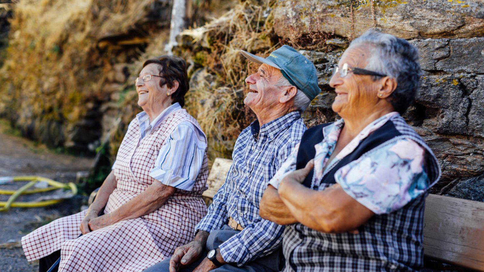 Ancianos conversan animadamente en un pueblo de Ourense (Galicia) en 2016