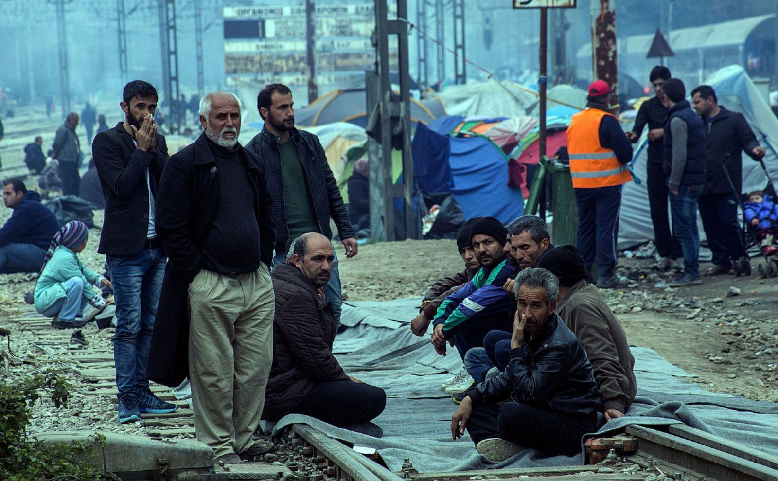 Refugiados sirios descansan en el campamento griego de Idomeni en una imagen de 2016.