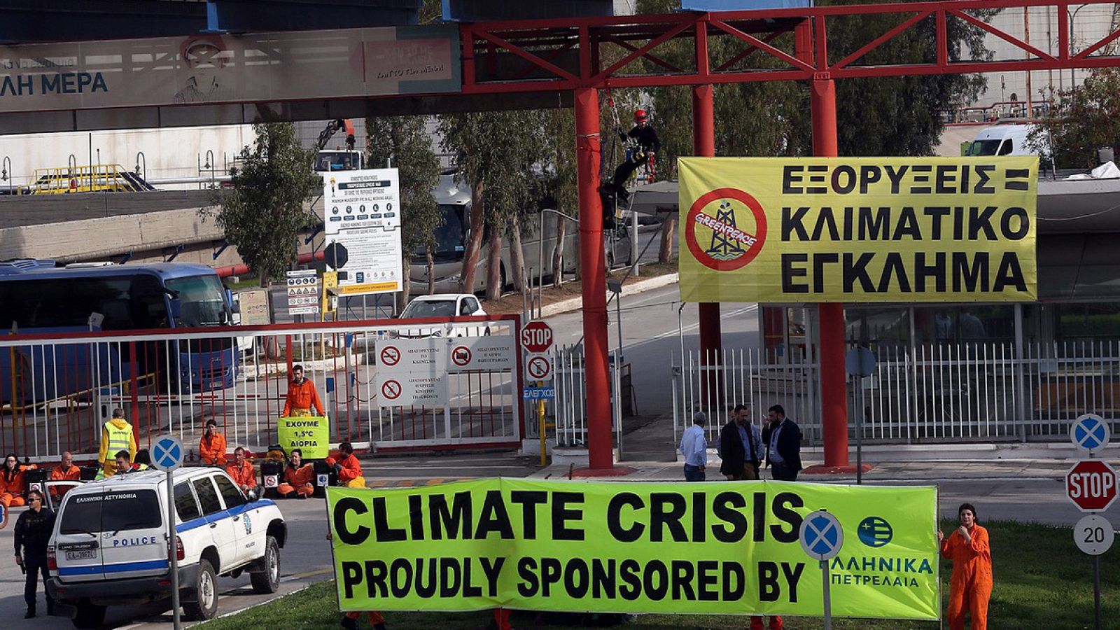 Protesta de Greenpeace ante la empresa de Petróleo Helénica en Aspropyrgos, Grecia. EFE/EPA/ORESTIS PANAGIOTOU