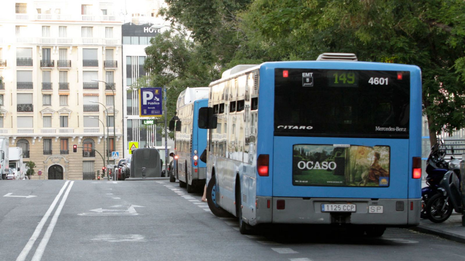 Imagen de dos autobuses de la EMT en la calle Barceló de Madrid.