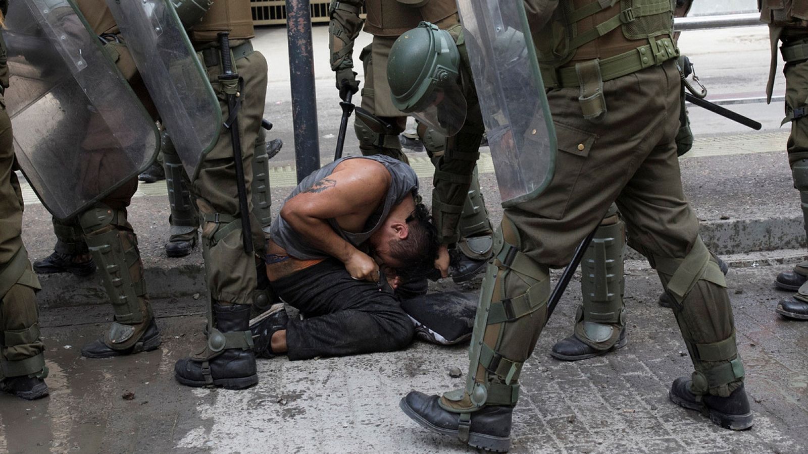 Un carabinero tira del pelo a un manifestante detenido en Santiago, el 21 de noviembre de 2019. REUTERS/Pablo Sanhueza