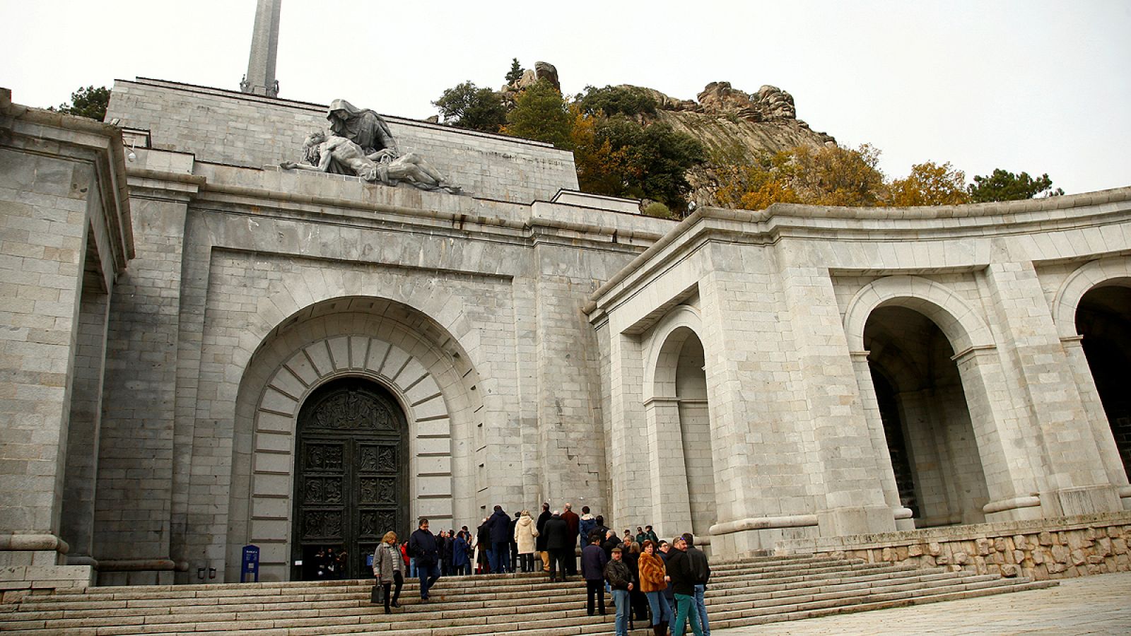 Seguidores de Franco visitan el Valle de los Caídos en el 44 aniversario de la muerte del dictador.