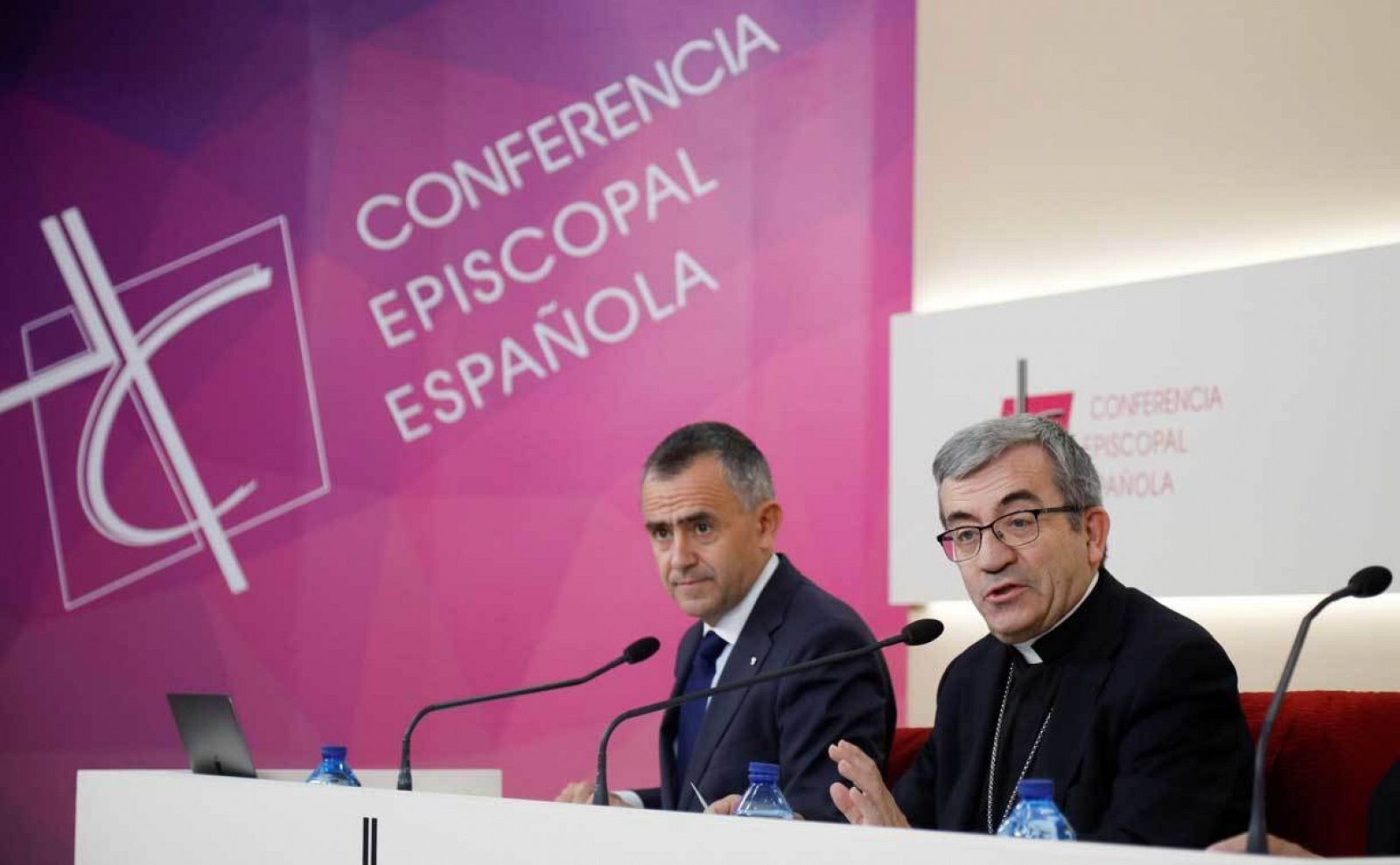El secretario general de la Conferencia Episcopal Española (CEE), Luis Argüello, y el vicesecretario para asuntos económicos, Fernando Giménez Barriocanal
