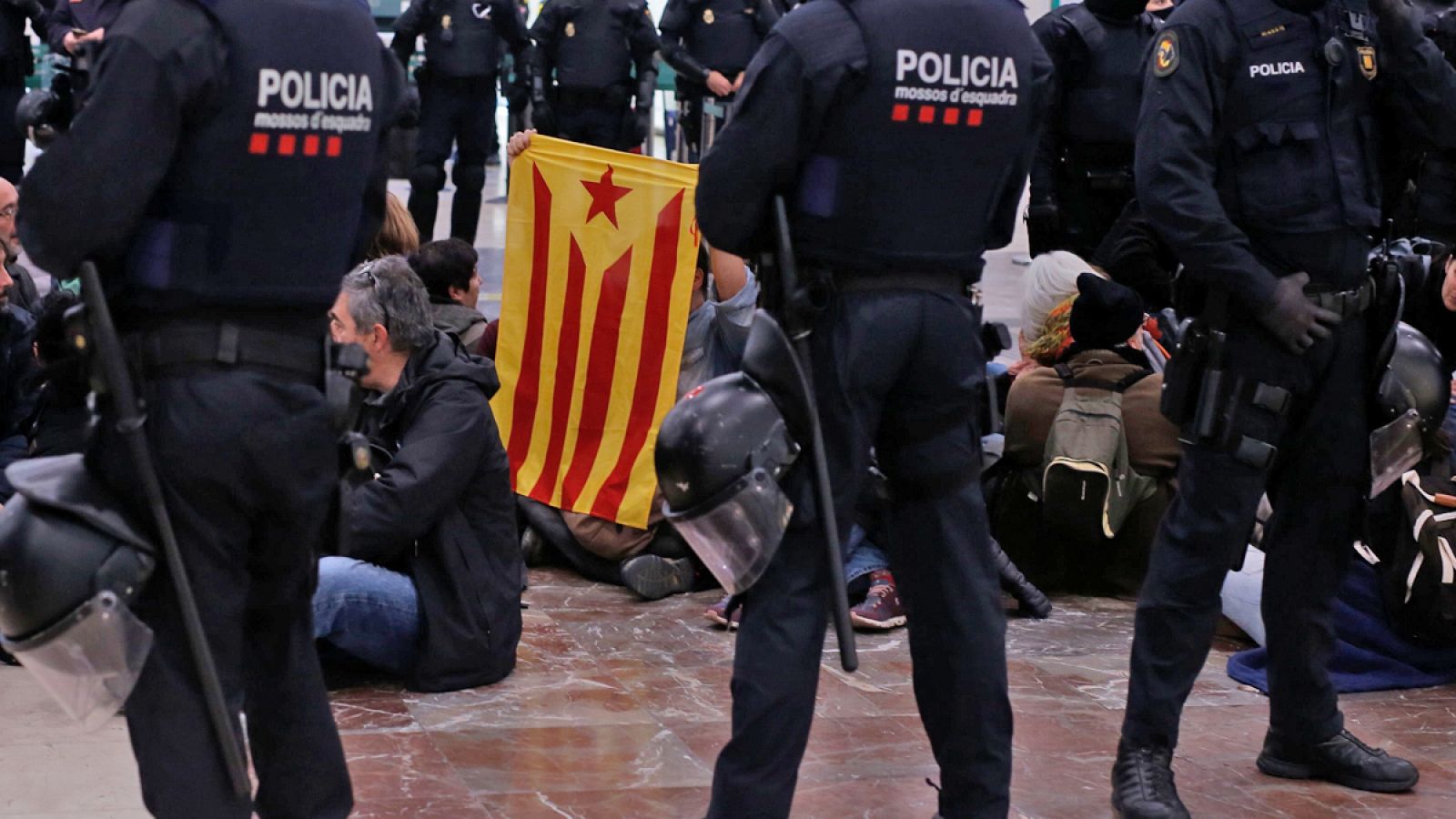 Manifestantes en una protesta convocada por los CDR en la estación de Sants de Barcelona