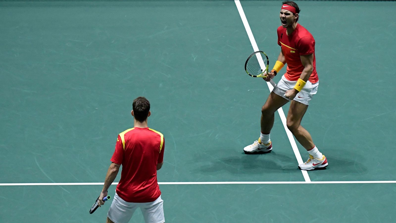 Nadal y Granollers celebran un punto ante Argentina.