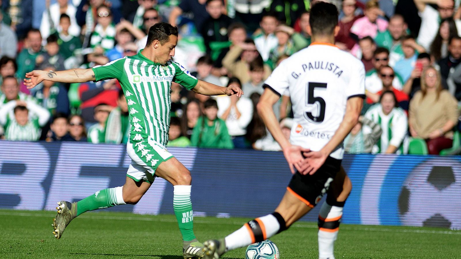 Guardado dispara ante la defensa de Paulista.