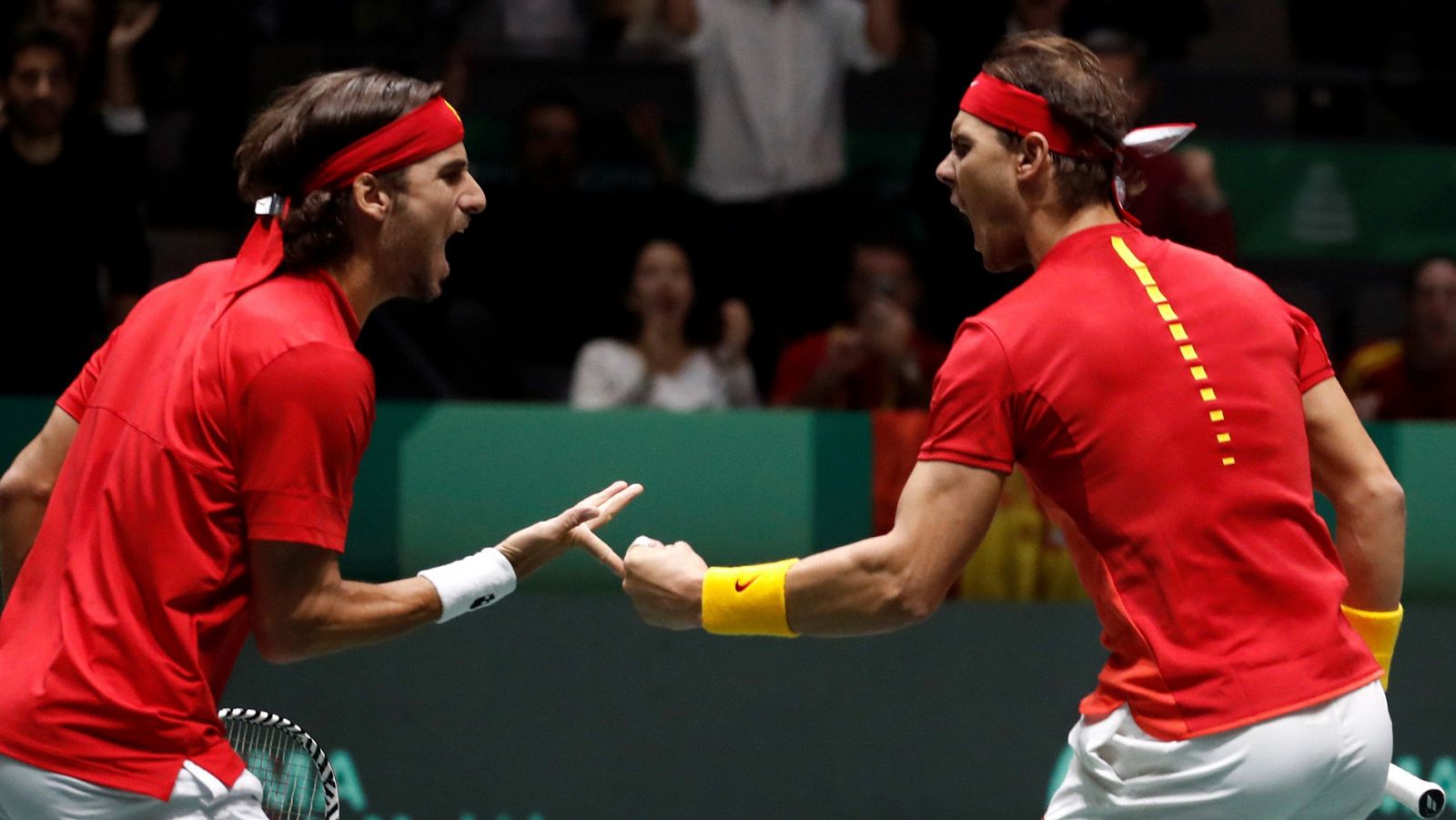 Rafa Nadal y Feliciano López celebran un punto en el dobles contra Gran Bretaña.
