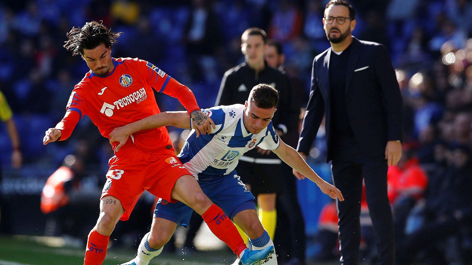El defensa del Espanyol Adriá Giner Pedrosa, y el centrocampista del Getafe David Remesegueiro, durante el partido.