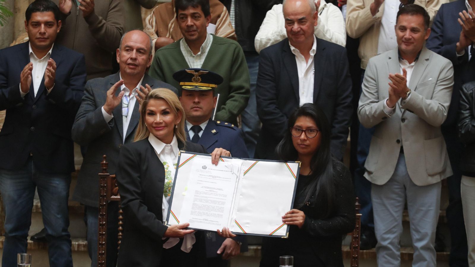 La presidenta interina de Bolivia, Jeanine Áñez, sostiene el documento con la ley promulgada junto a la presidenta del senado, Mónica Eva Copa