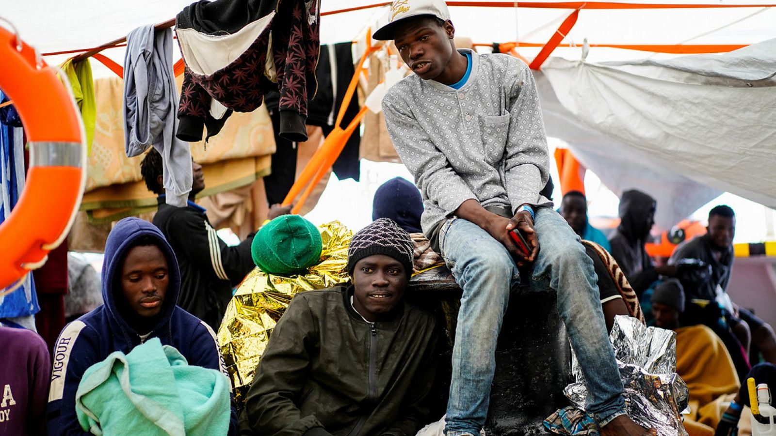 Migrantes a bordo del barco de la ONG Proactiva Open Arms en el Mediterráneo. REUTERS/Juan Medina