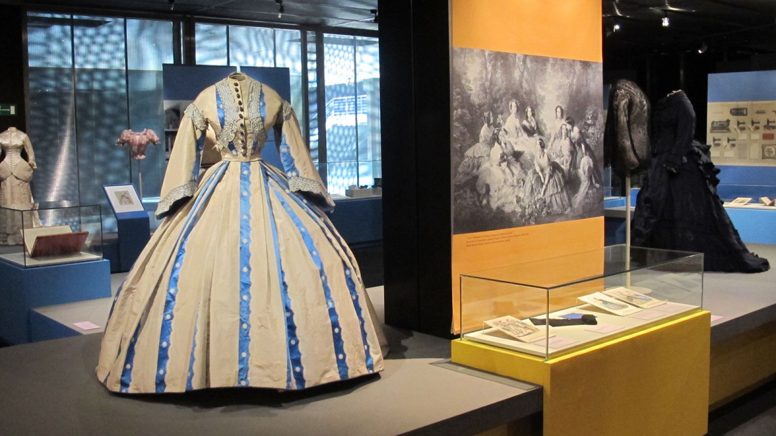 El Museo del Traje analiza los vínculos entre la moda y la prensa especializada.