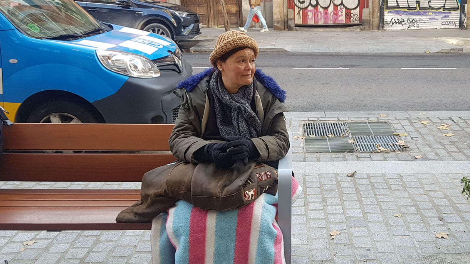 Vanesa espera frente a la sede del Samur Social en Madrid