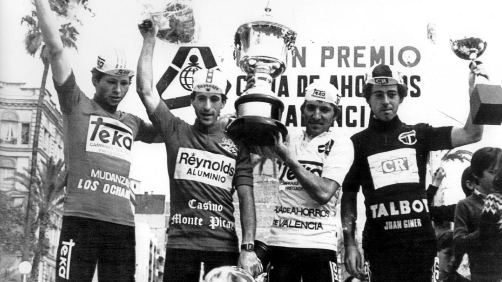 Alberto Fernández, ganador de la Vuelta a las Tres Provincias de 1981, segundo por la derecha.