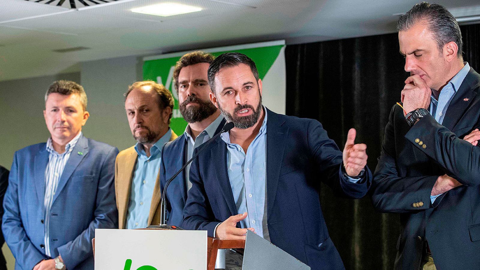 Los dirigentes de Vox Santiago Abascal, Javier Ortega Smith e Iván Espinosa de los Monteros, junto al secretario general en Murcia, Salvador Pascual, y Luis Gestoso.