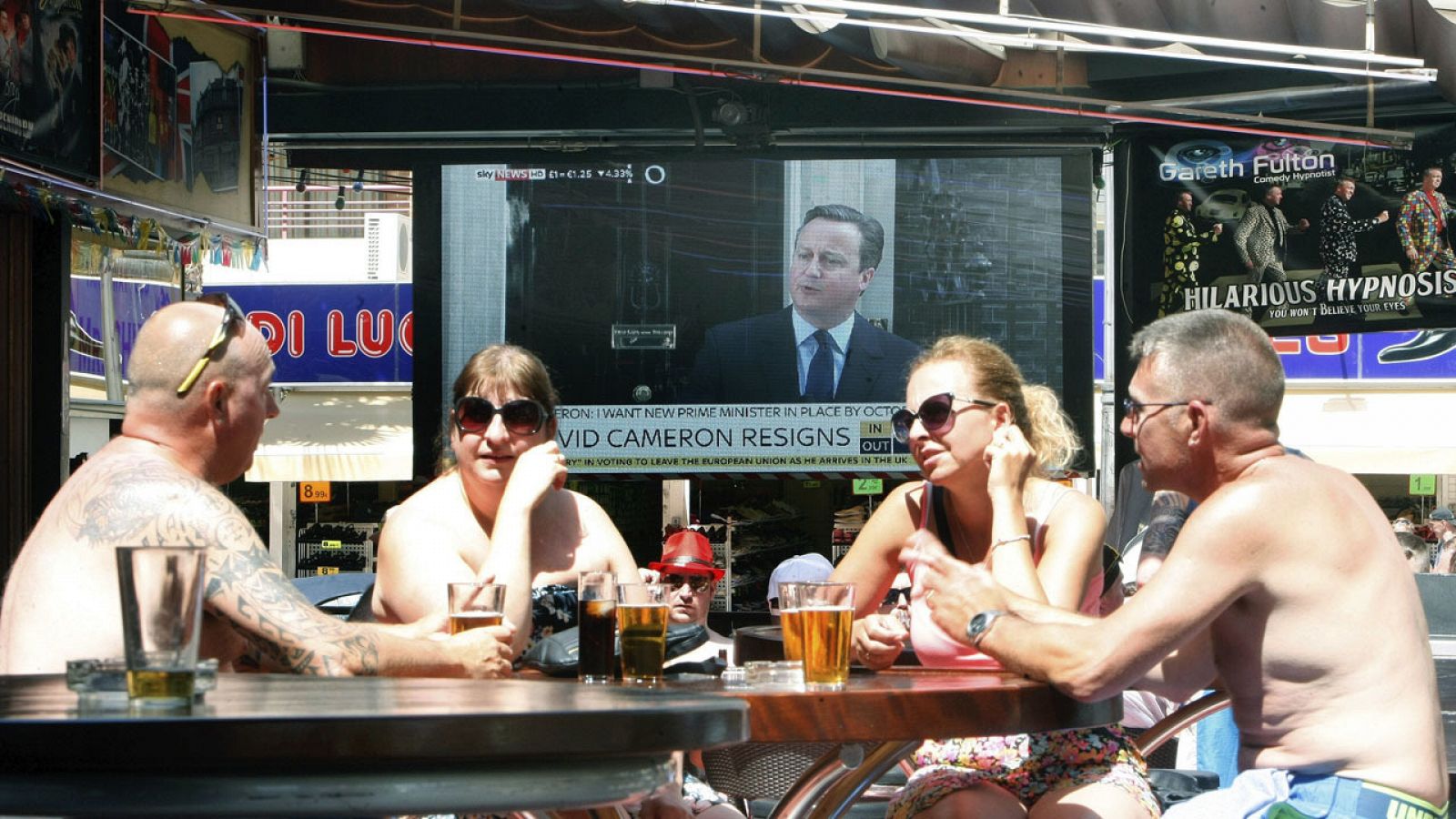 Un grupo de ingleses reaccionan a la dimisión de Cameron en Benidorm