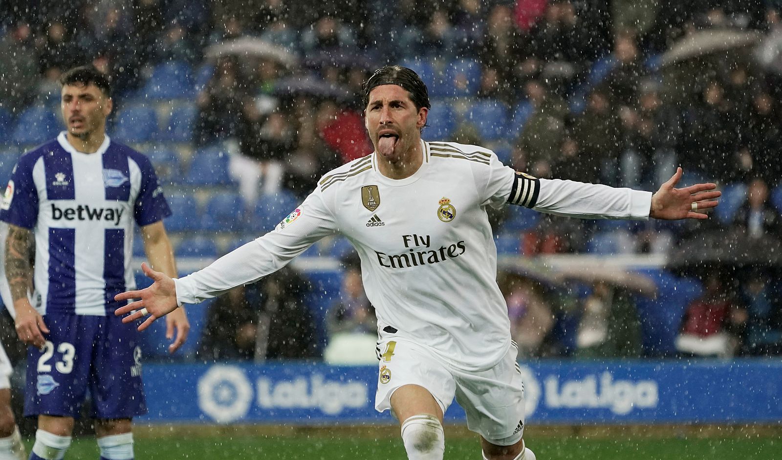 Sergio Ramos celebra el primer gol del Real Madrid en casa del Alavés.
