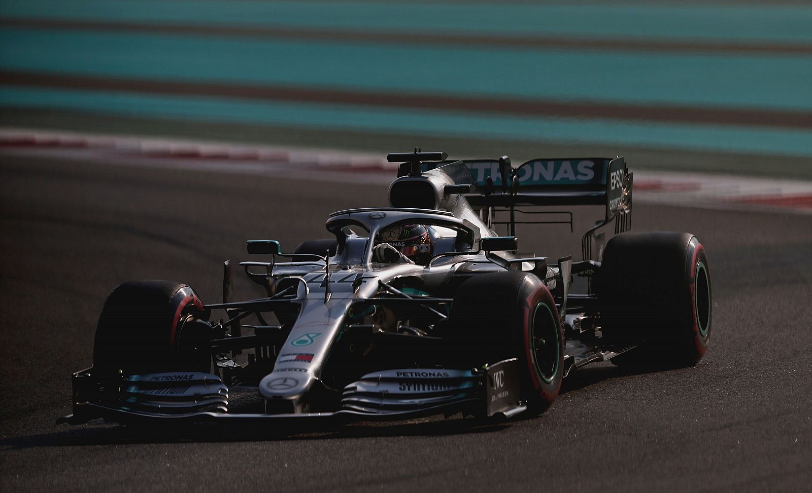 Imagen del piloto británico Lewis Hamilton (Mercedes) rodando en el circuito de Yas Marina.