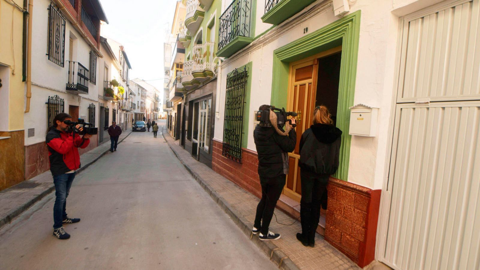 Medios gráficos toman imágenes en la calle donde se produjo el asesinato de una mujer de 86 en Iznájar, Córdoba
