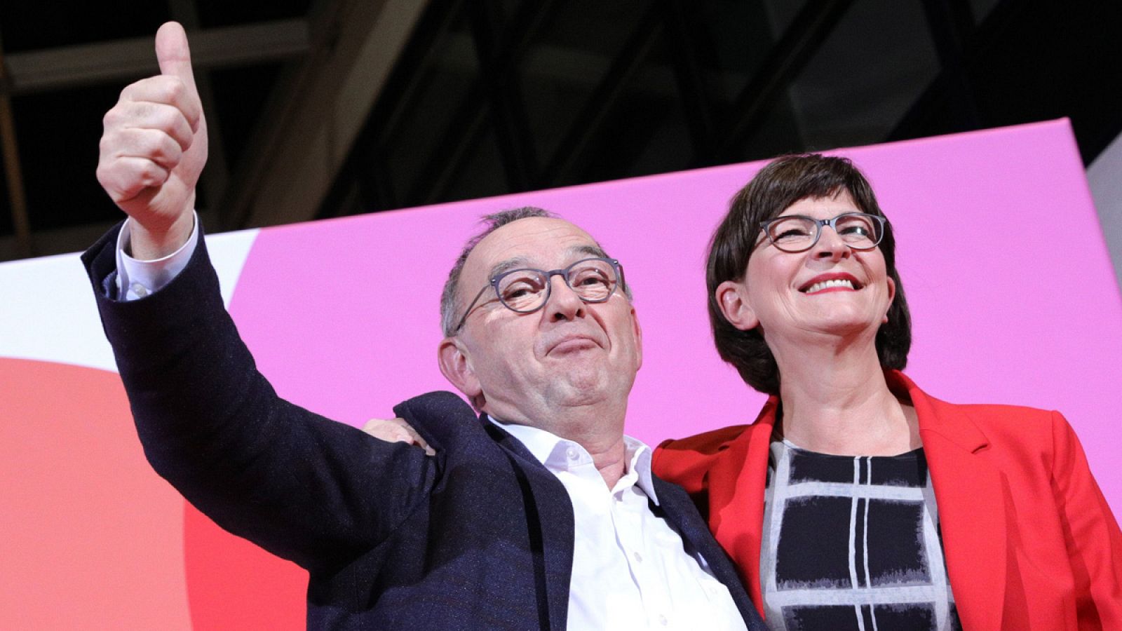 Norbert Walter-Borjans y Saskia Esken celebran su nombramiento como líderes del SPD