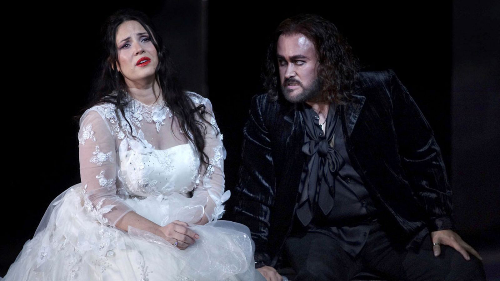 El tenor mexicano Javier Camarena (d), junto a la soprano Sonya Yoncheva durante el ensayo de 'El Pirata' de Bellini en el Teatro Real de Madrid.