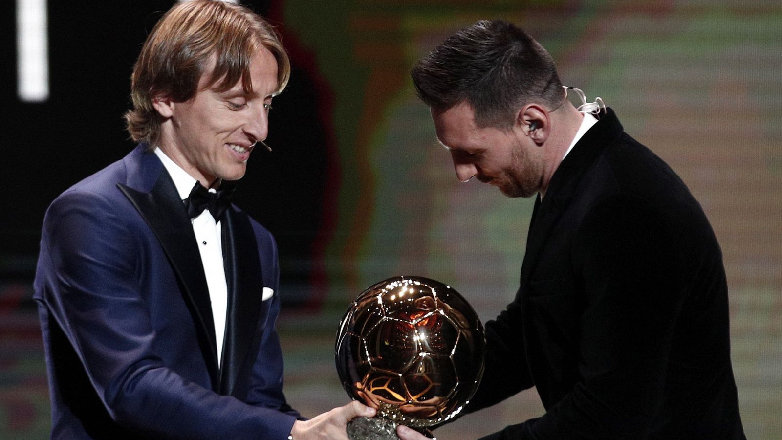 Leo Messi recibe el Balón de Oro de 2019 de manos de Luka Modric, anterior ganador.