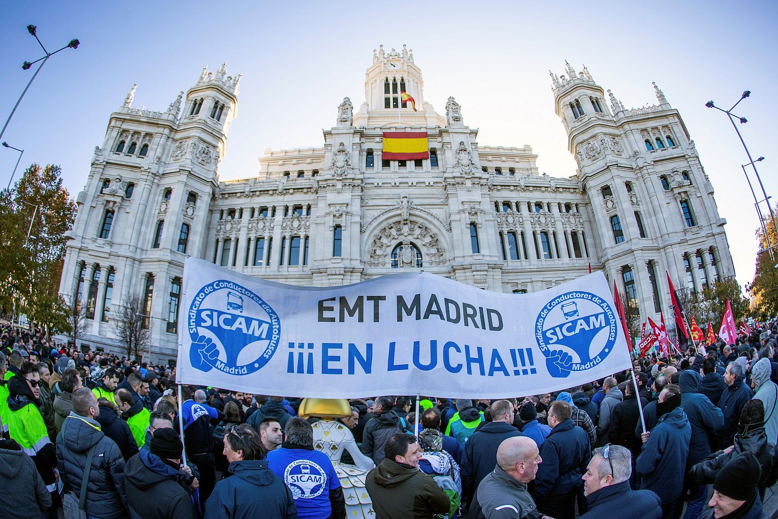 Vista de la concentración de empleados de la EMT delante del Ayuntamiento de Madrid, durante la jornada de huelga de 24 horas convocada para este martes