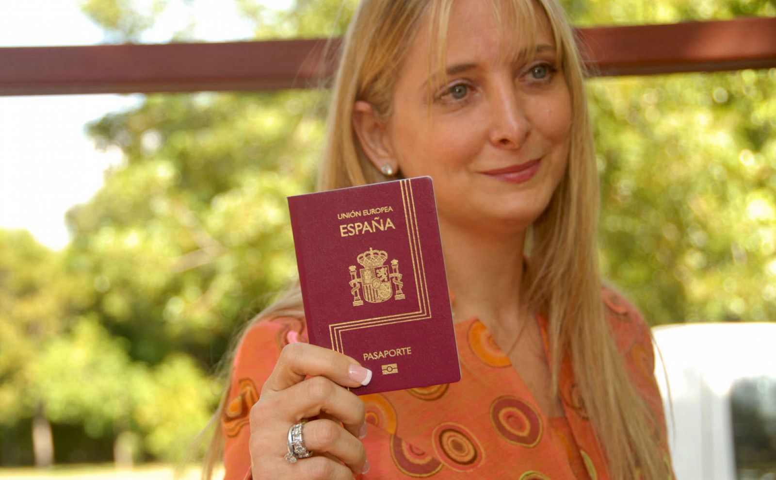 Una extranjera muestra su pasaporte español