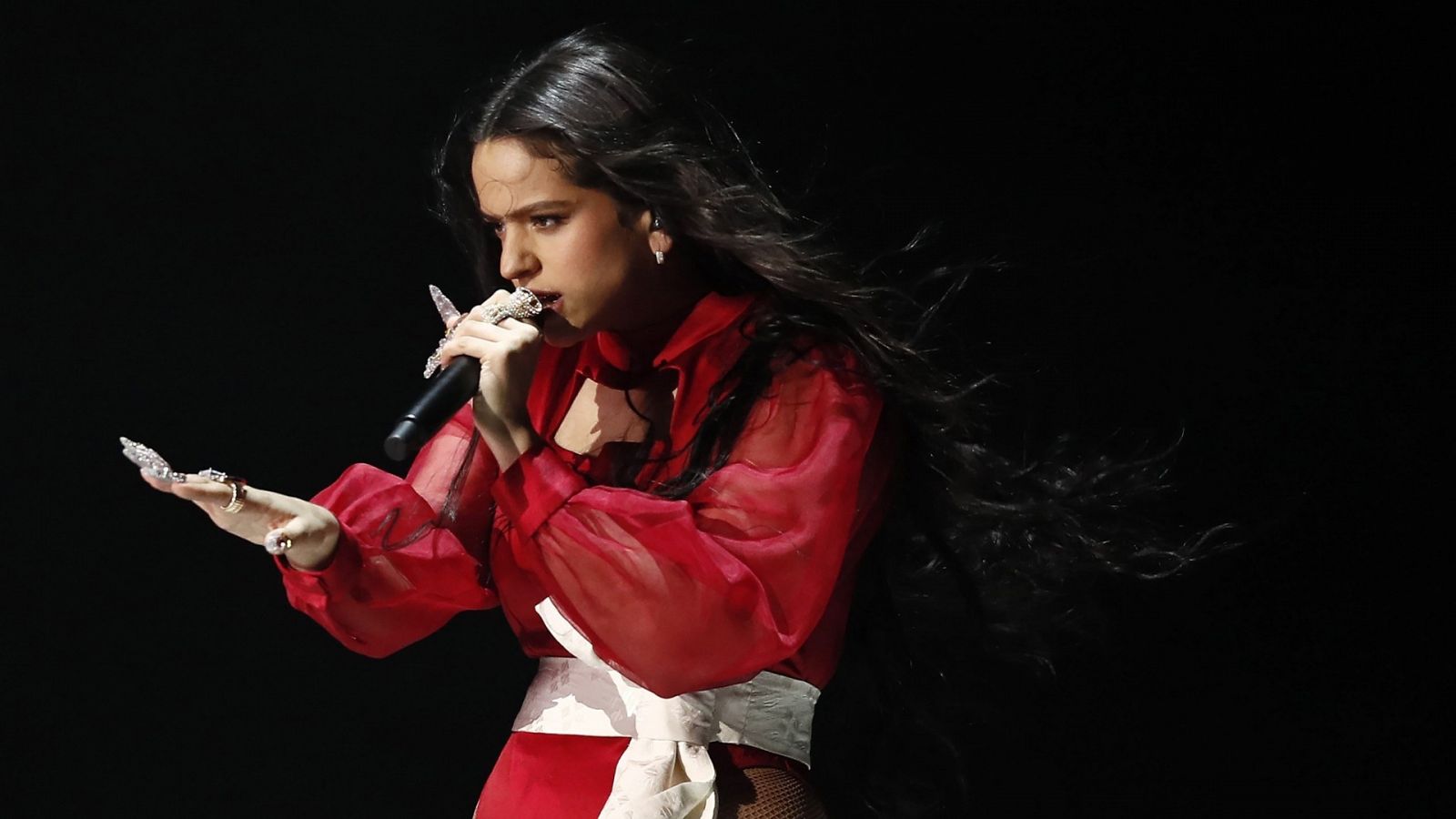 Rosalía en su actuación en los Grammy Latinos 2019