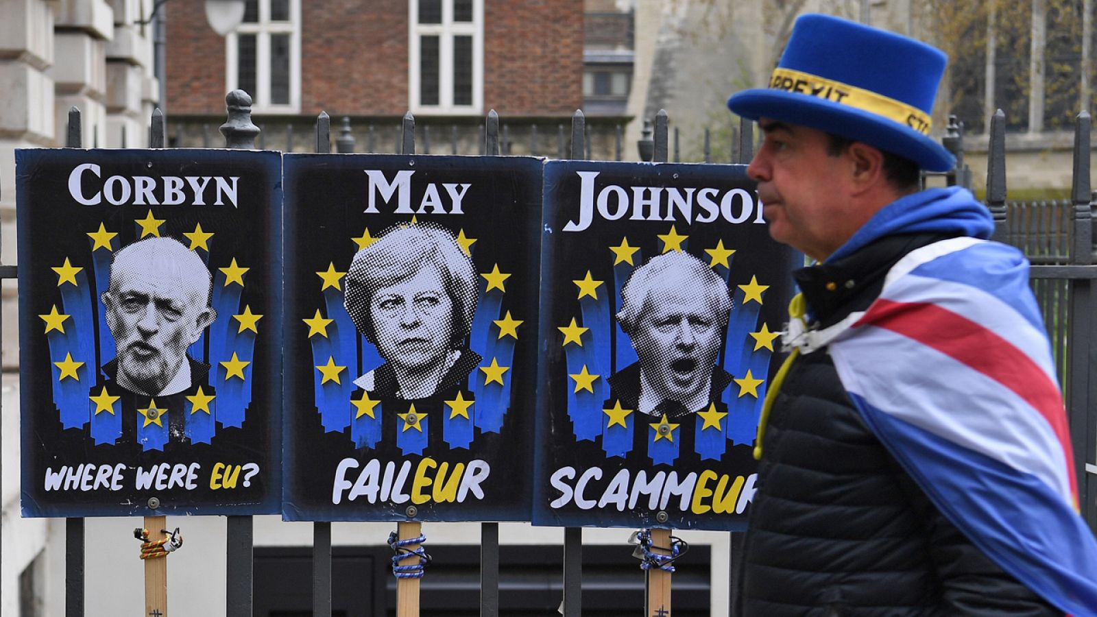 El señor 'Stop Brexit' pasea ante carteles contra Corbyn, May y Johnson en Londres