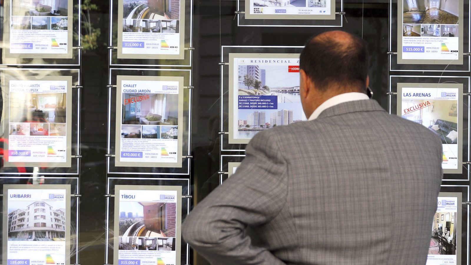 Una persona observa un escaparate de una inmobiliaria en Bilbao.