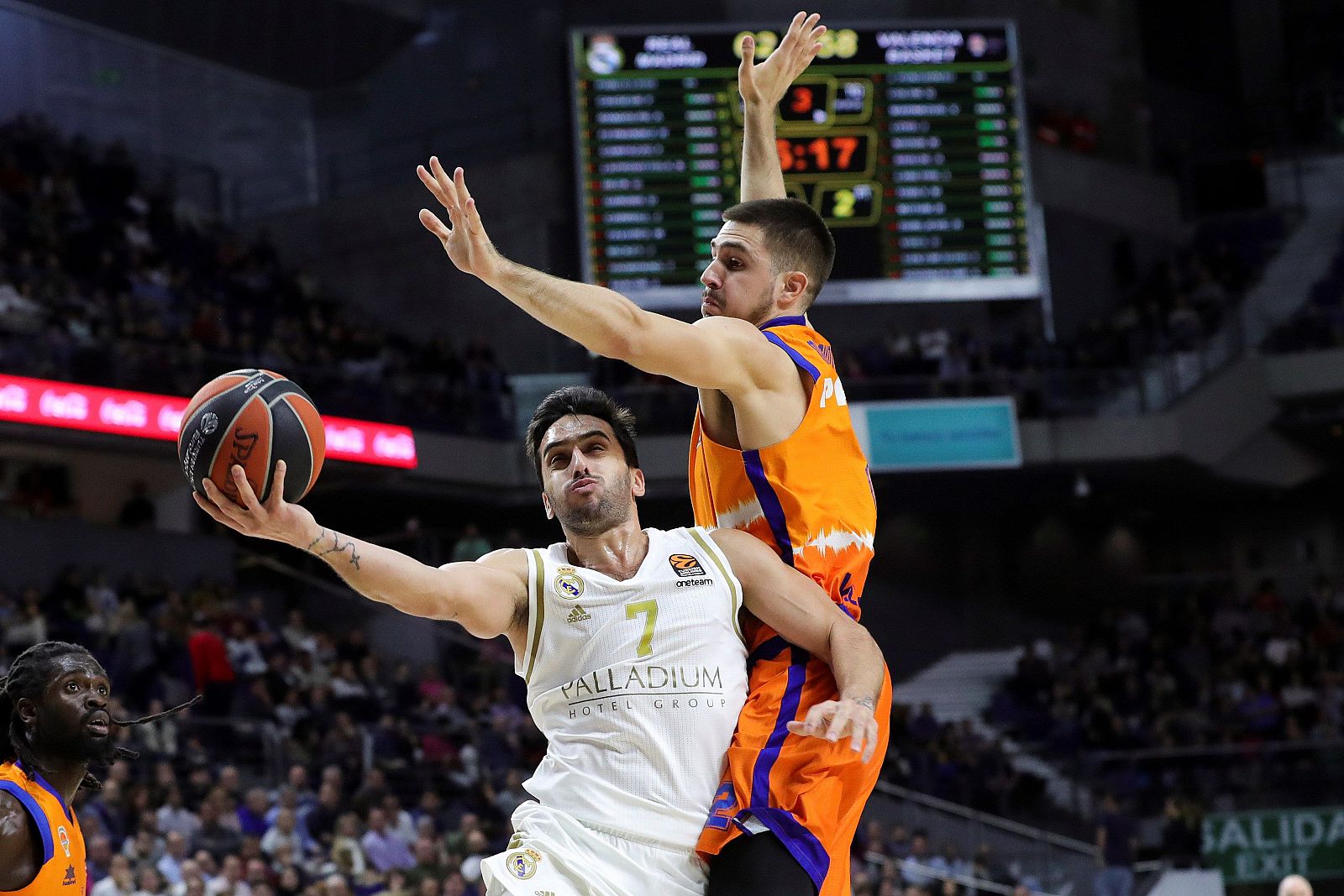 Campazzo entra a canasta ante la defensa de Alberto Abalde (d)