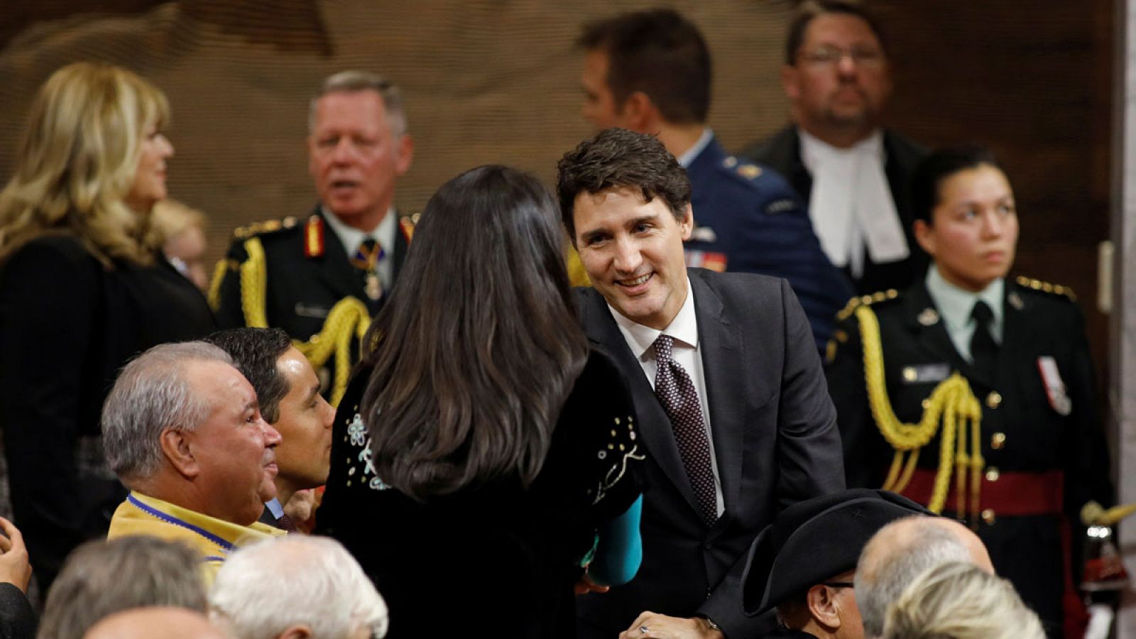 El primer ministro canadiense, Justin Trudeau (c), en una imagen del 5 de diciembre de 2019.
