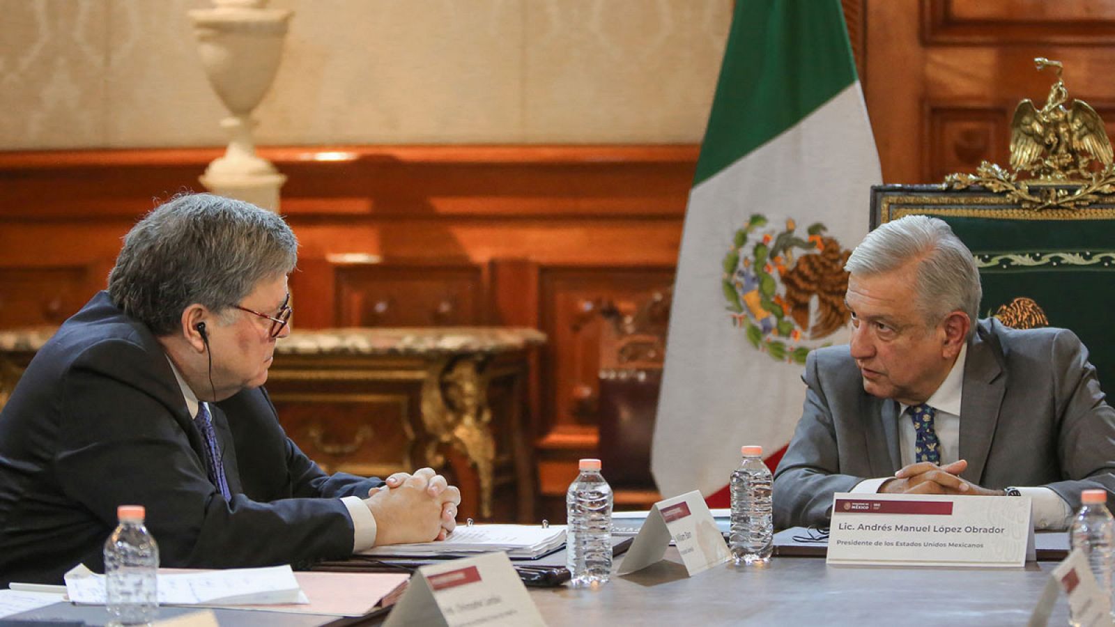 El presidente mexicano , Andrés Manuel López Obrador (d), durante su reunión con el fiscal general de Donald Trump, William Barr en Ciudad de México.