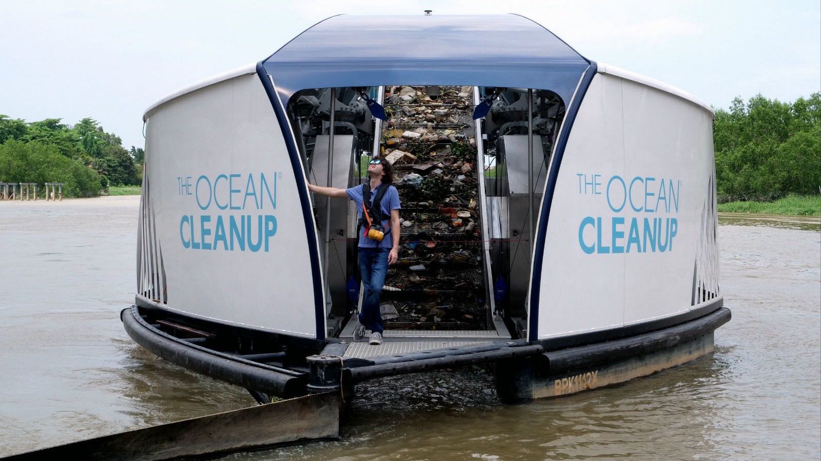 Boyan Slat posa en el "Interceptor", el barco que está limpiando los ríos