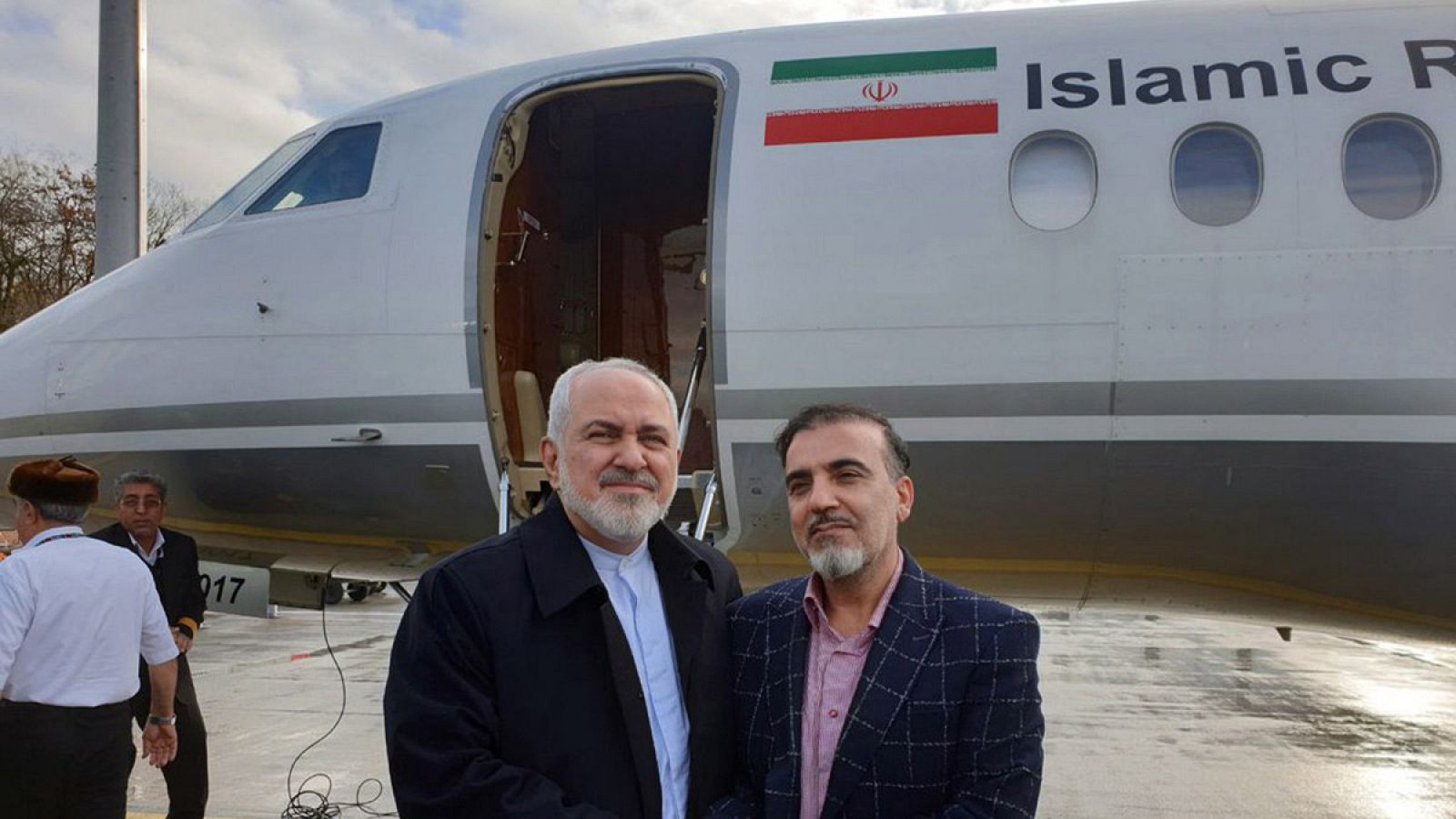 El ministro iraní de Asuntos Exteriores, Mohamad Yavad Zarif, junto al profesor liberado, Masud Soleimaní, en un aeropuerto de Suiza