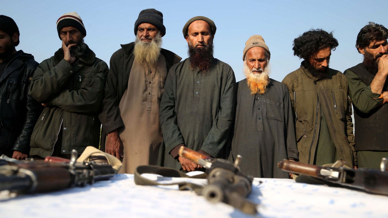 Un grupo de talibanes entrega sus armas durante una ceremonia de reconciliación celebrada el 5 de diciembre en Jalalabad, Afganistán