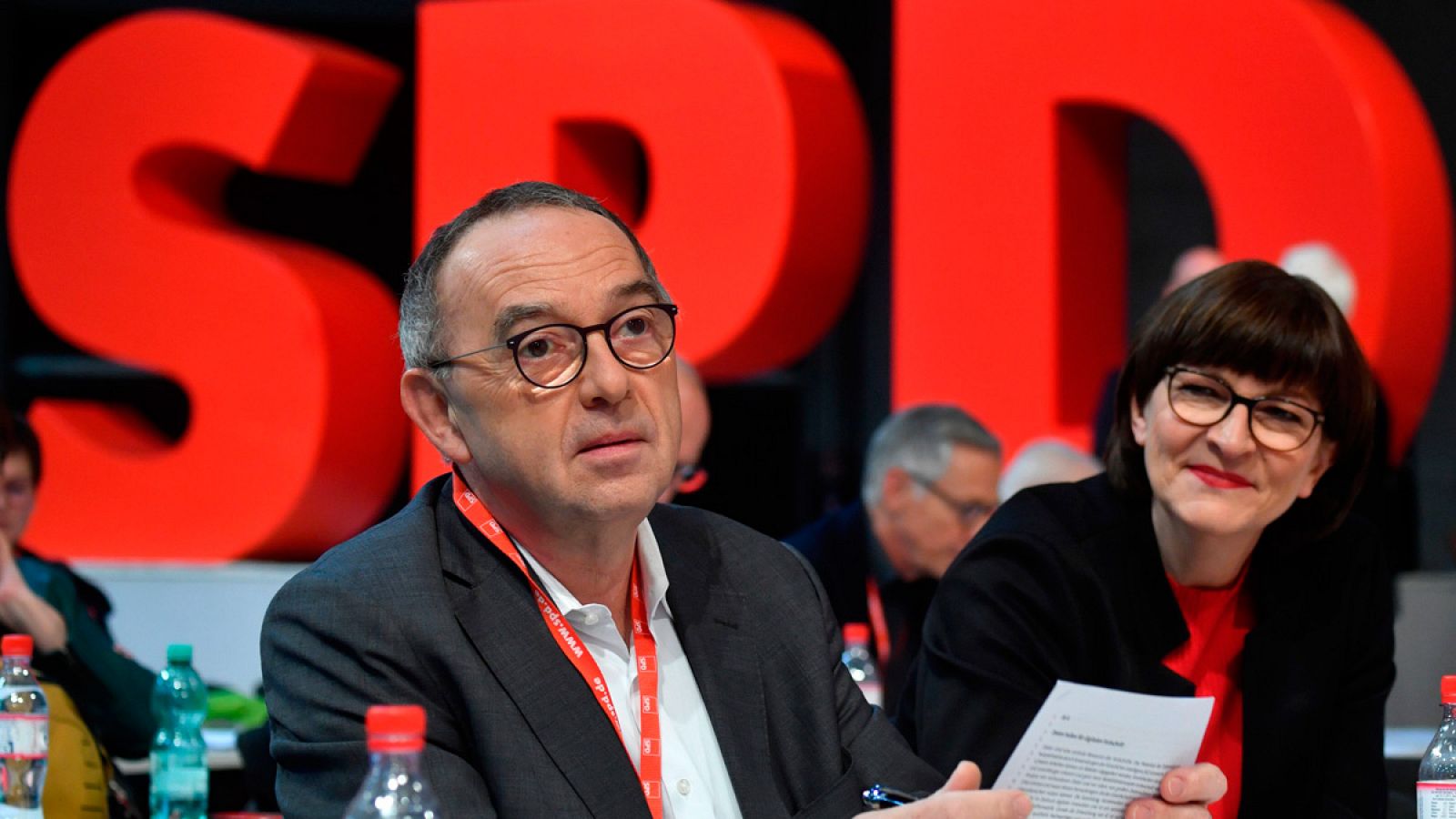 Los nuevos líderes del SPD, Saskia Esken y Norbert Walter-Borjans, en el congreso del partido en Berlín