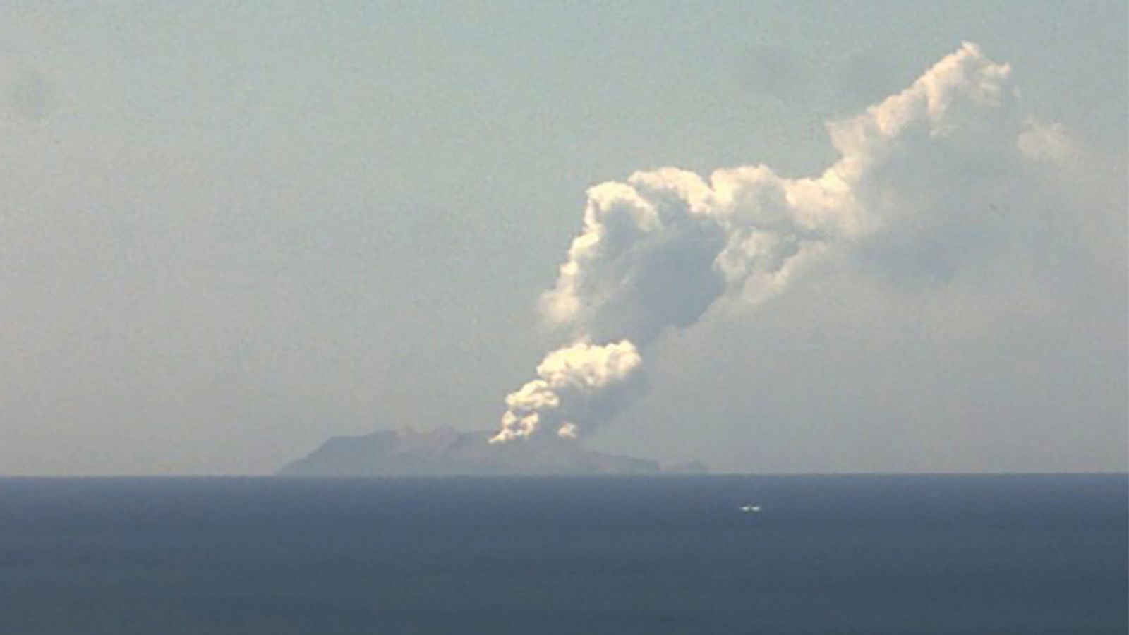En las imágenes se aprecia la enorme columna de humo que sale desde la caldera, que según los expertos alcanzó los 3.000 metros de altura